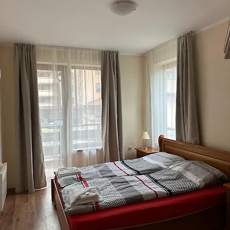 Lovely 1-bedroom 120m From The Lift דירה בנסקו